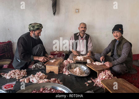 Trois hommes Frais de coupe de viande de mouton pour cuire en brochettes dans un restaurant traditionnel, Aybak (, province de Samangan, au nord de l'Afghanistan Banque D'Images