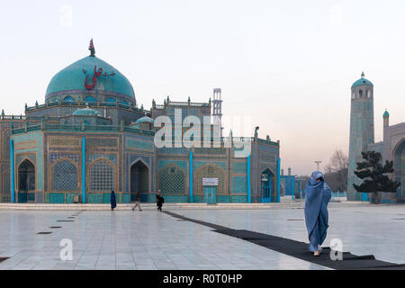 Pèlerin femelle à marcher vers le sanctuaire de Hazrat Ali, également appelée la Mosquée Bleue, Mazar-e Sharif, Afghanistan Banque D'Images