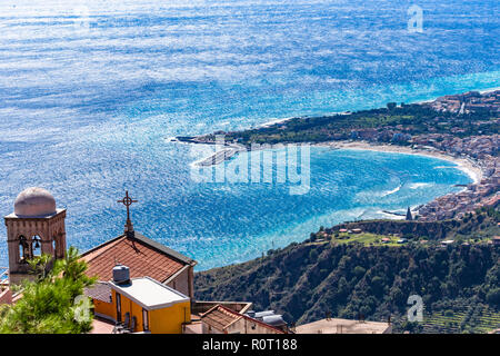 La vue depuis le petit village de montagne à Castelmola Giardini Naxos au top , avec la vue sur la mer Méditerranée. Taormina, Sicile, Italie. Banque D'Images
