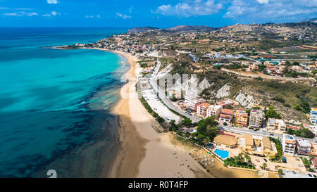 Vue aérienne. Plage publique à proximité de la Scala dei Turchi. Realmonte, près de Porto Empedocle, le sud de la Sicile, en Italie. Banque D'Images