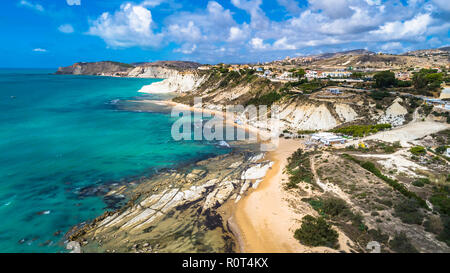 Vue aérienne. Plage publique à proximité de la Scala dei Turchi. Realmonte, près de Porto Empedocle, le sud de la Sicile, en Italie. Banque D'Images