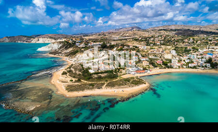 Vue aérienne. Plage publique à proximité de la Scala dei Turchi. Realmonte, près de Porto Empedocle, le sud de la Sicile, en Italie. Banque D'Images