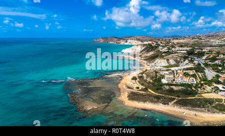 Vue aérienne. Plage publique à proximité de la Scala dei Turchi. Realmonte, près de Porto Empedocle, le sud de la Sicile, en Italie. Banque D'Images