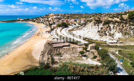 Vue aérienne. Plage publique à proximité de la Scala dei Turchi. Realmonte, près de Porto Empedocle, le sud de la Sicile, en Italie. Banque D'Images