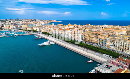 Vue aérienne. Une petite île d'Ortygie, le centre historique de la ville de Syracuse, en Sicile. L'Italie. Banque D'Images