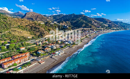 Vue aérienne. Vue de la plage de Taormina. Taormina a été une destination touristique depuis le xixe siècle. Situé sur la côte est de l'île de la Sicile, je Banque D'Images