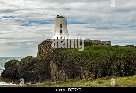 Twr Mawr ou le grand phare sur l'île Llanddwyn off Anglesey au nord du Pays de Galles Banque D'Images