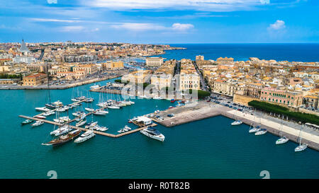 Vue aérienne. Une petite île d'Ortygie, le centre historique de la ville de Syracuse, en Sicile. L'Italie. Banque D'Images