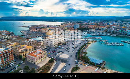 Vue aérienne. Une petite île d'Ortygie, le centre historique de la ville de Syracuse, en Sicile. L'Italie. Banque D'Images