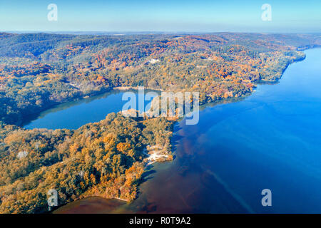 Forêt de montagne pittoresque lac en automne au lever du soleil. Lac près de la mer. Belle nature sauvage. Vue aérienne Banque D'Images