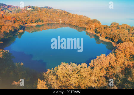 Forêt de montagne pittoresque lac en automne au lever du soleil. Lac près de la mer. Belle nature sauvage. Vue aérienne Banque D'Images