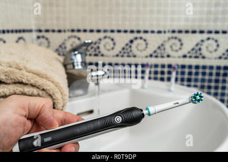 Brosse à dents electrique rechargeable avec un manche noir et têtes de brosse à dents Banque D'Images