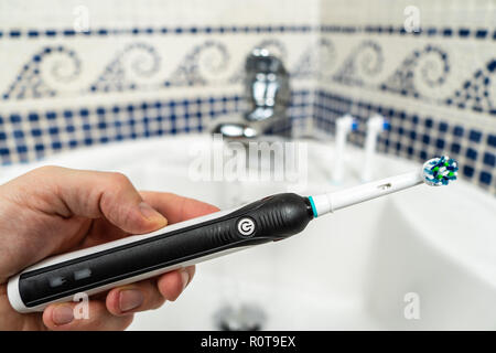 Brosse à dents electrique rechargeable avec un manche noir et têtes de brosse à dents Banque D'Images