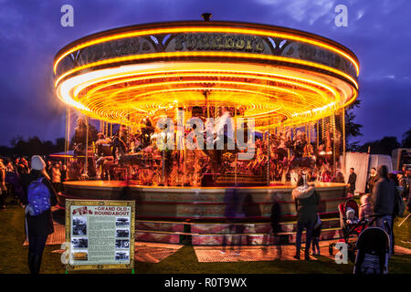 Rond-point du carrousel, manège ou à une fête foraine. Banque D'Images