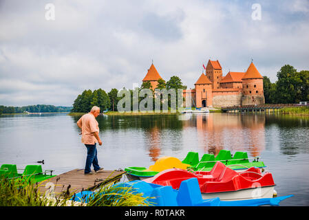 Bateaux pour les touristes en face de l'île de Trakai Castle. Trakai, Lituanie, Vilnius County, États baltes, l'Europe. Banque D'Images