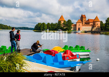 Bateaux pour les touristes en face de l'île de Trakai Castle. Trakai, Lituanie, Vilnius County, États baltes, l'Europe. Banque D'Images