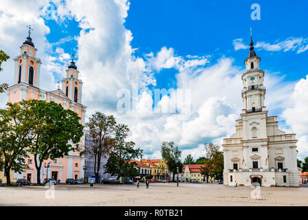 Église de Saint François Xavier et l'hôtel de ville de Kaunas, aussi appelé le cygne blanc. Vilnius, Kaunas, Lituanie, de comté des États baltes, l'Europe. Banque D'Images