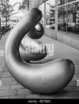 Sculpture de bronze appelée Binär devant le ministère des Finances à Stockholm, Suède Banque D'Images