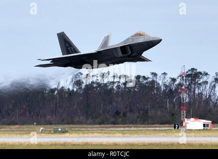 Un F-22 Raptor décolle à la base aérienne Tyndall, en Floride, le 5 novembre 2018. À la suite de l'ouragan Michael à unités multiples et les jeux de mission ont travaillé ensemble pour récupérer et commencer à reconstruire l'installation. (U.S. Photo de l'Armée de l'air par le sergent. Jeffrey Schultze) Banque D'Images