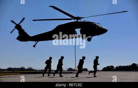 Un groupe de Rangers de l'armée américaine, affecté à la 5e Bataillon de Rangers, complète une formation rapide d'insertion/extraction de la corde (frites) de l'UH-60 Black Hawk, affecté à la Compagnie Charlie, 1er Bataillon, 106e Régiment d'aviation au cours de frites/SPIES Formation à l'aviation de l'Armée de terre et de soutien, dévidoir, GA., 2 novembre 2018. Cette formation permet aux deux aviateurs et soldats à perfectionner leurs compétences pour préparer l'avenir le succès de la mission. (U.S. Photo de l'armée par le sergent. Austin Berner) Banque D'Images