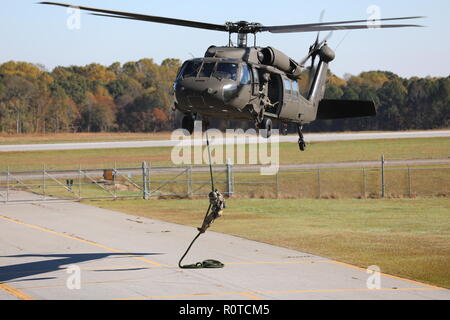 Un soldat de l'armée américaine, affecté à la 5e Bataillon de Rangers, effectue une formation rapide d'insertion/extraction de la corde (frites) de l'UH-60 Black Hawk, affecté à la Compagnie Charlie, 1er Bataillon, 106e Régiment d'aviation au cours de frites/SPIES Formation à l'aviation de l'Armée de terre et de soutien, dévidoir, GA., 2 novembre 2018. Cette formation permet aux deux aviateurs et soldats à perfectionner leurs compétences pour préparer l'avenir le succès de la mission. (U.S. Photo de l'armée par le sergent. Austin Berner) Banque D'Images