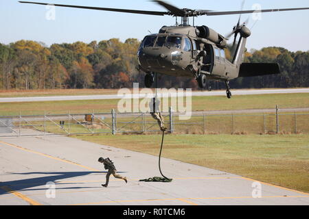 Un groupe de soldats de l'armée américaine, affecté à la 5e Bataillon de Rangers, effectue une formation rapide d'insertion/extraction de la corde (frites) de l'UH-60 Black Hawk, affecté à la Compagnie Charlie, 1er Bataillon, 106e Régiment d'aviation au cours de frites/SPIES Formation à l'aviation de l'Armée de terre et de soutien, dévidoir, GA., 2 novembre 2018. Cette formation permet aux deux aviateurs et soldats à perfectionner leurs compétences pour préparer l'avenir le succès de la mission. (U.S. Photo de l'armée par le sergent. Austin Berner) Banque D'Images