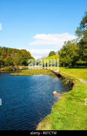 Une partie de l'eau du réservoir dans la célèbre Vallée silencieuse dans le parc de montagne montagnes de Mourne dans le comté de Down en Irlande du Nord. Un endroit merveilleux pour le mo Banque D'Images