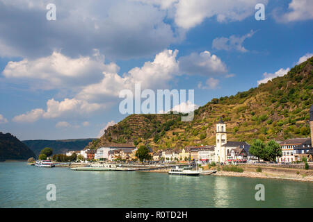 Afficher le long de la magnifique rivière du Rhin en Allemagne avec le Village de Sankt Goar en vue Banque D'Images