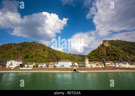 Afficher le long de la magnifique rivière du Rhin en Allemagne avec le Village de Sankt Goar en vue Banque D'Images