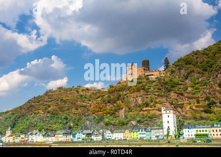Afficher le long de la magnifique rivière du Rhin en Allemagne avec le Village de Sankt Goar en vue Banque D'Images