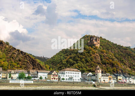 Afficher le long de la magnifique rivière du Rhin en Allemagne avec le Village de Sankt Goar en vue Banque D'Images