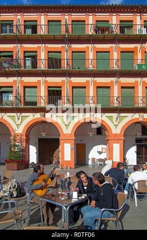 Corredera square, les jeunes et la guitare flamenco, Cordoue, Andalousie, Espagne, Europe. Banque D'Images