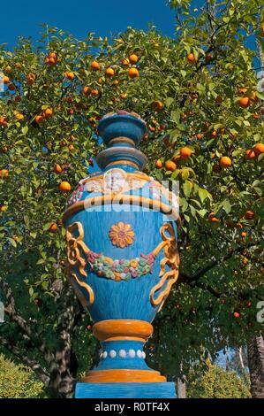 Le parc Maria Luisa - pot en céramique et d'orangers, Séville, Andalousie, Espagne, Europe. Banque D'Images