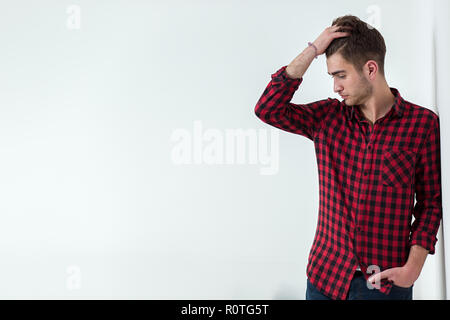 Portrait d'un charmant homme barbu en chemise à carreaux Banque D'Images