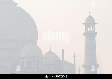 Le magnifique Taj Mahal, merveille du monde et la fierté de l'Inde en hiver matin brume douce avec ses dômes et minarets architecturée parfaitement Banque D'Images