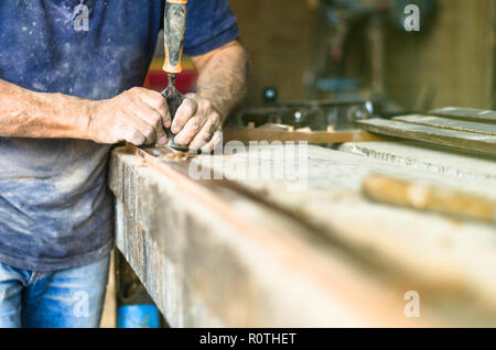 Menuisier professionnel au travail, il se taille à l'aide de bois un outil de travail du bois, de la menuiserie et de l'artisanat concept Banque D'Images