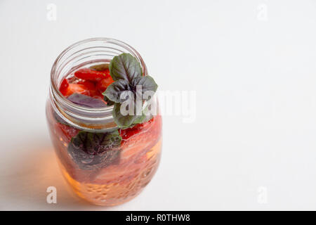 Cocktail frais fraise et basilic avec, dans le verre. Profondeur de champ. Banque D'Images