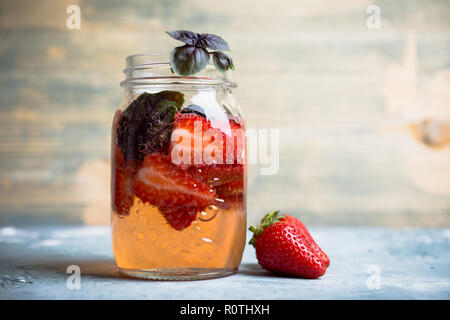 Cocktail frais fraise et basilic avec, dans le verre. Profondeur de champ. Banque D'Images