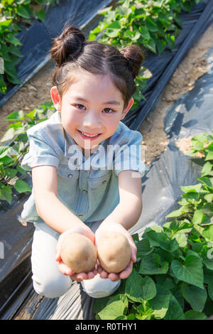 Cute little boy and girl harvesting ensemble. Le jardinage, les semis photo concept 271 Banque D'Images