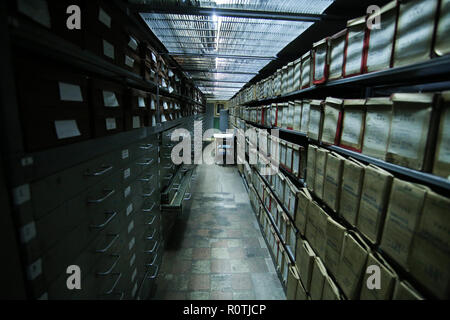 Bucarest, Roumanie - 31 octobre 2018 : archives historiques empilés dans un dépôt d'archives de l'administration centrale nationale roumaine Banque D'Images