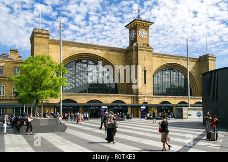 Plaza extérieur de la gare de Kings Cross sur un matin d'été ensoleillé avec des gens marchant à l'extérieur, London, UK Banque D'Images