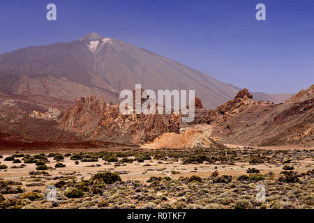 Le Mont Teide volcan avec de la lave sur le terrain dans le secteur de l'agriculture à Ténérife Banque D'Images