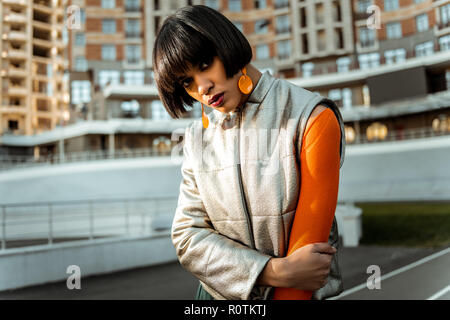 Bon à la petite amie avec une belle veste d'argent portant des cheveux Banque D'Images