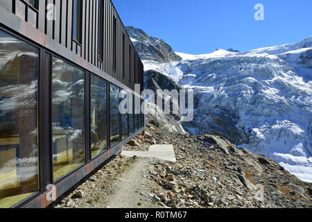 Refuge de montagne de Moiry dans le Val d'Anniviers suisse, avec vue sur le glacier de Moiry Banque D'Images