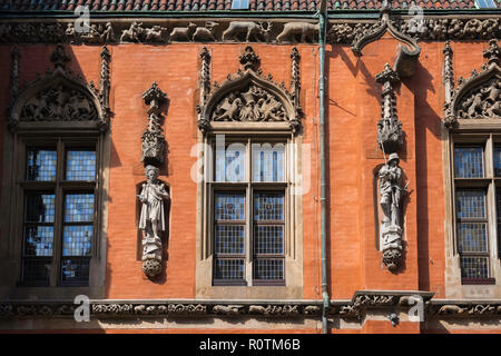 Wroclaw old town hall, orné de fenêtres Renaissance et figures sculptées sur le côté sud de l'Ancien hôtel de ville dans le centre de Wroclaw, Pologne. Banque D'Images