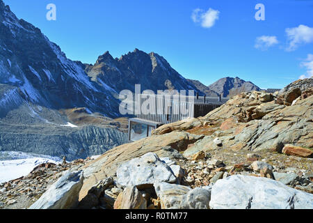 Refuge de montagne de Moiry dans le Val d'Anniviers suisse, avec vue sur le glacier de Moiry Banque D'Images