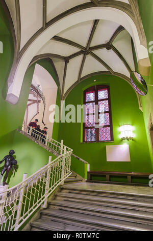 Wroclaw old town hall, vue de l'escalier en couleur avec son plafond voûté gothique à l'intérieur de la vieille ville médiévale Hall Museum à Wroclaw, Pologne. Banque D'Images