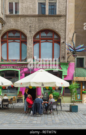 Wroclaw cafe, avis de personnes de détente à l'extérieur des tableaux colorés et café et le bar de l'art originales Kalambur dans le quartier de l'Université de Wroclaw, Pologne Banque D'Images