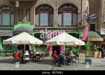 Wroclaw cafe, avis de personnes de détente à l'extérieur des tableaux colorés et café et le bar de l'art originales Kalambur dans le quartier de l'Université de Wroclaw, Pologne Banque D'Images