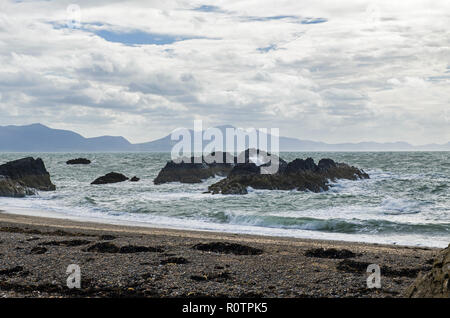 Plage sur l'île Llanddwyn au large de la côte d'Anglesey au nord du Pays de Galles Banque D'Images